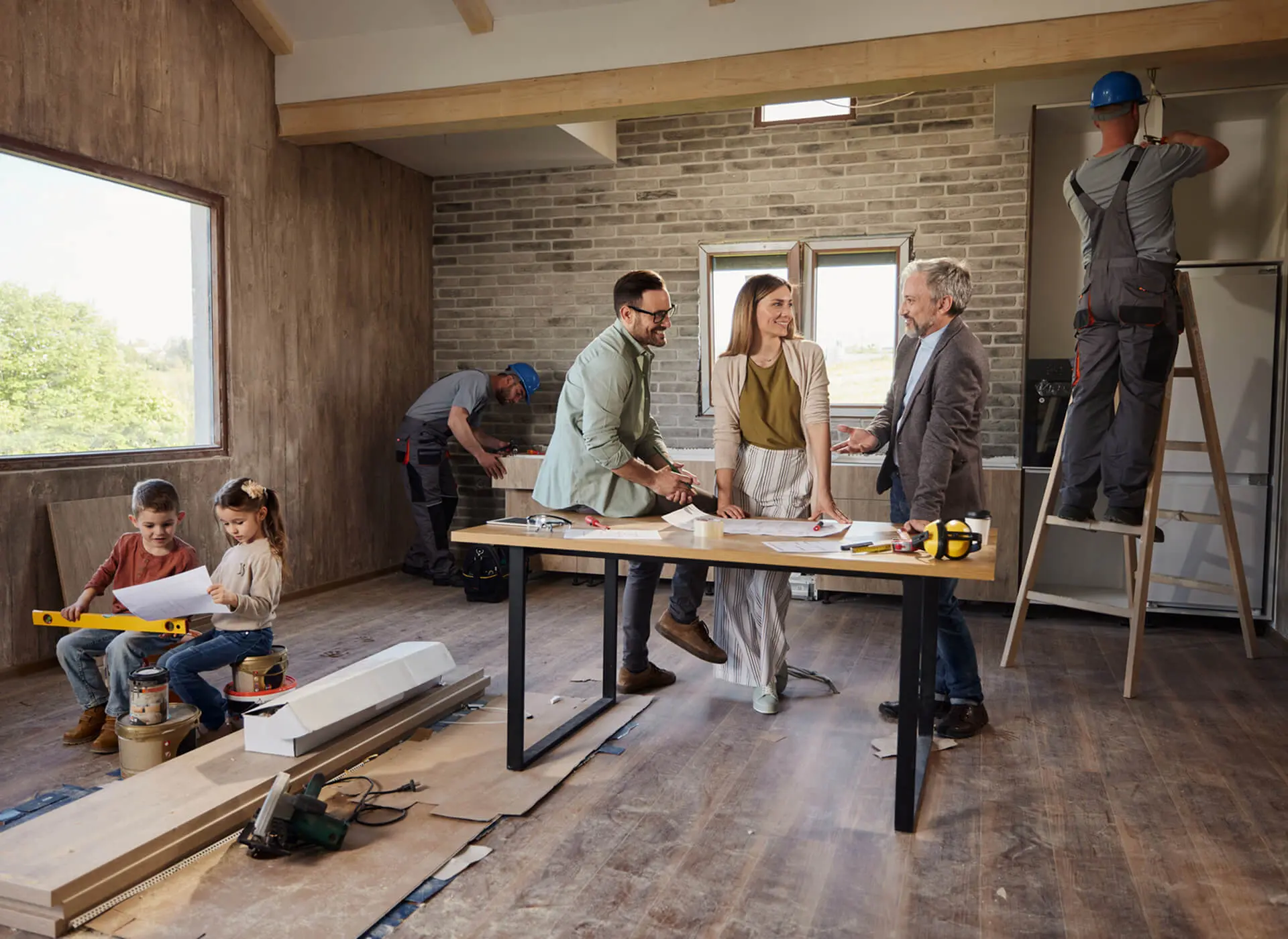 Home renovation meeting with family and contractors.